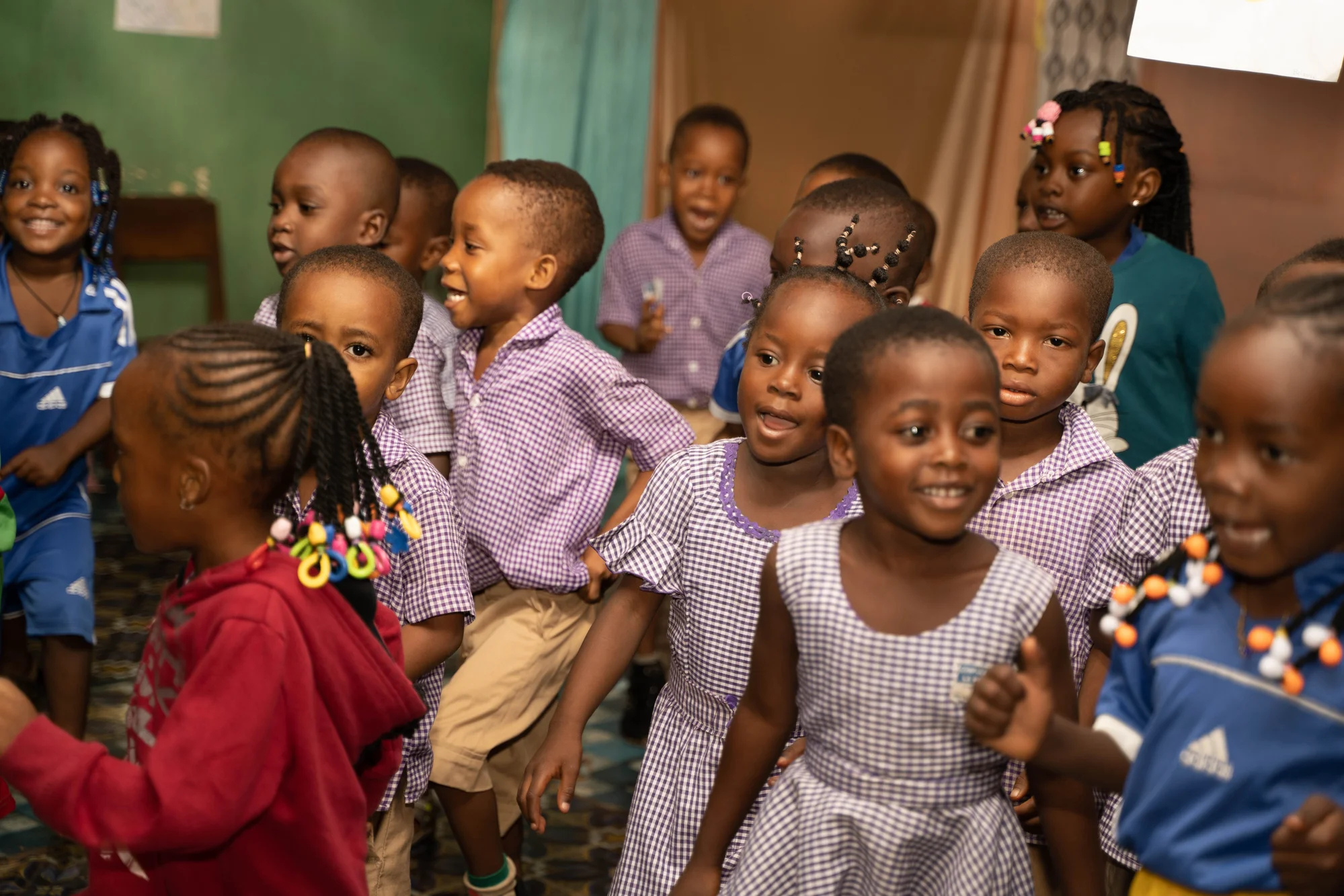Étudiants africains souriants ensemble